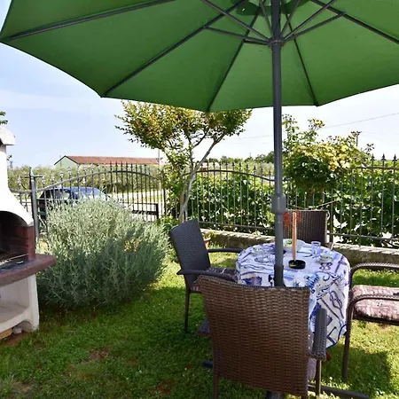 Lovely With Private Garden شقة أوماغ