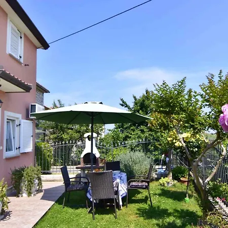 Lovely With Private Garden شقة